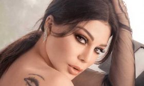 هيفاء وهبي تُسدِل شعرها على كفيها وتُظهِر جمال عينيها- (صور)