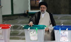 قاض خاضع لعقوبات أمريكية يتجه للفوز برئاسة إيران