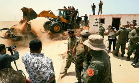 ليبيا: الحكومة تعلن فتح الطريق الساحلي… وقوّات حفتر تماطل