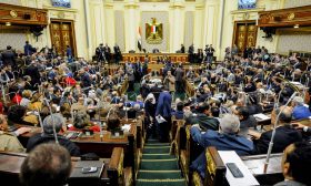 البرلمان المصري يُقر قانونا يسمح بفصل “موظفي الإخوان”