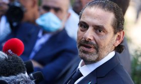 الاحتجاجات في لبنان تتواصل.. والحريري يباشر مشاورات مع رؤساء الحكومات