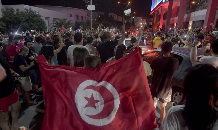 الديمقراطية في تونس تواجه أزمة بعد قرارات سعيد