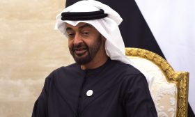 موقع فرنسي: الإمارات أكبر “الفائزين” في “انقلاب” تونس.. وسعيّد انتقم لبن زايد باستهدافه “الجزيرة”