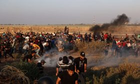 إصابة عشرات الفلسطينيين خلال مظاهرات قرب السياج الفاصل شرق قطاع غزة- (صور وفيديو)
