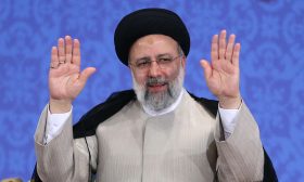 خامنئي ينصّب “إبراهيم رئيسي” رئيسا جديدا في إيران