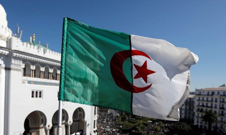 تقرير إعلامي: الخارجية الجزائرية تنفي صحة أنباء حول موقف البلاد من إجراءات قيس سعيد