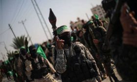 محادثات قريبة في القاهرة لبحث “صفقة الأسرى”.. والفصائل تلوح بـ”مسيرات العودة”