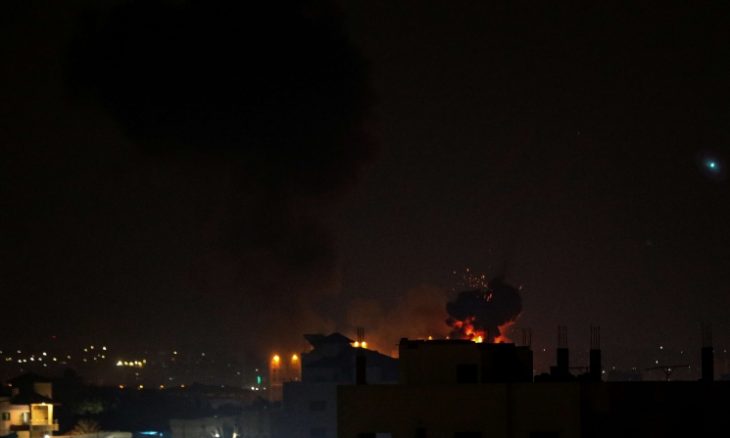 إسرائيل تقصف أهدافا في غزة وتعزز قواتها على الحدود مع القطاع  منذ 11 دقيقة إسرائيل تقصف أهدافا في غزة وتعزز قواتها على الحدود مع القطاع  غارات إسرائيلية على عدة مواقع في قطاع غزة -730x438