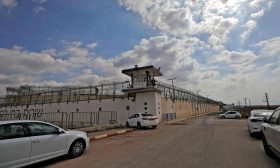 مواقع التواصل تشتعل احتفاء بهروب 6 أسرى من سجن إسرائيلي وتشبيهه بـ”Prison Break”- (تغريدات)