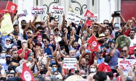 “الديمقراطية تستردّ أنفاسها”.. هل بدأ الرئيس قيس سعيد بخسارة الشارع التونسي؟