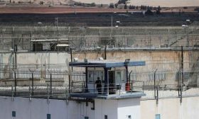 إسرائيل تنتقم من الأسرى بعد عملية الفرار.. نقل القيادات للزنازين وتوتر في السجون