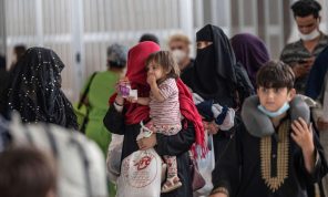 البنتاغون: نصف اللاجئين الأفغان في الولايات المتحدة أطفال