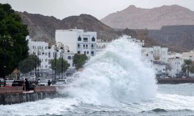 إعصار “شاهين” يودي بحياة 9 أشخاص في عمان وإيران- (فيديوهات)