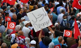 نيويورك تايمز: هل استيلاء سعيّد على السلطة ينهي وعود “الثورة الكاذبة” أم أن الديمقراطية قادرة على تصحيح نفسها؟