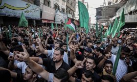 مئات الفلسطينيين يتظاهرون في غزة دعما للأسرى في سجون الاحتلال- (صور)