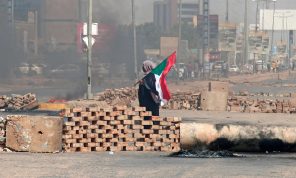 الضغط الدولي يتصاعد على منفذي الانقلاب في السودان وحملة توقيفات تستهدف المحتجين