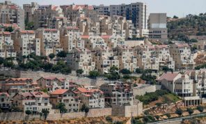 صحيفة عبرية: بالتوازي مع هجمة استيطانية.. ماذا وراء تسهيلات إسرائيل للفلسطينيين؟