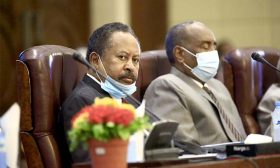 البرهان وحمدوك بحثا أزمة شرق السودان… و«الحرية والتغيير» تطلب تسليم السلطة للمدنيين