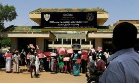 الحكومة السودانية ترفض تمسك العسكر بجهازي الشرطة والاستخبارات