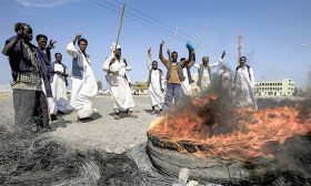 الحكومة السودانية تتهم جهات داخل السلطة بالسعي لتهيئة الشارع للقبول بانقلاب