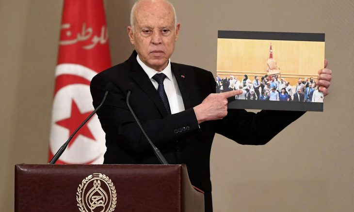 بعد استعانته بصور برلمانية لتبرير “الانقلاب”.. سعيّد متهم بالإساءة للمرأة التونسية