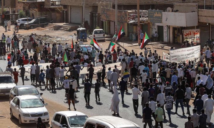 خمسة قتلى في احتجاجات على الانقلاب العسكري في السودان.. ومظاهرات أمام سفارتي مصر والإمارات في لندن- (صور وفيديو)