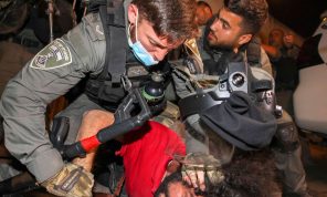 إسرائيل تقمع متضامنين فلسطينيين في حيّ “الشيخ جراح” بالقدس