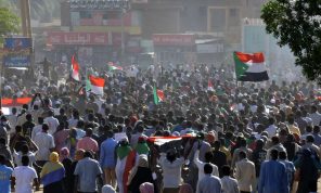 قضية قتلى المظاهرات تشحذ عزم المحتجين ضد الجيش في السودان