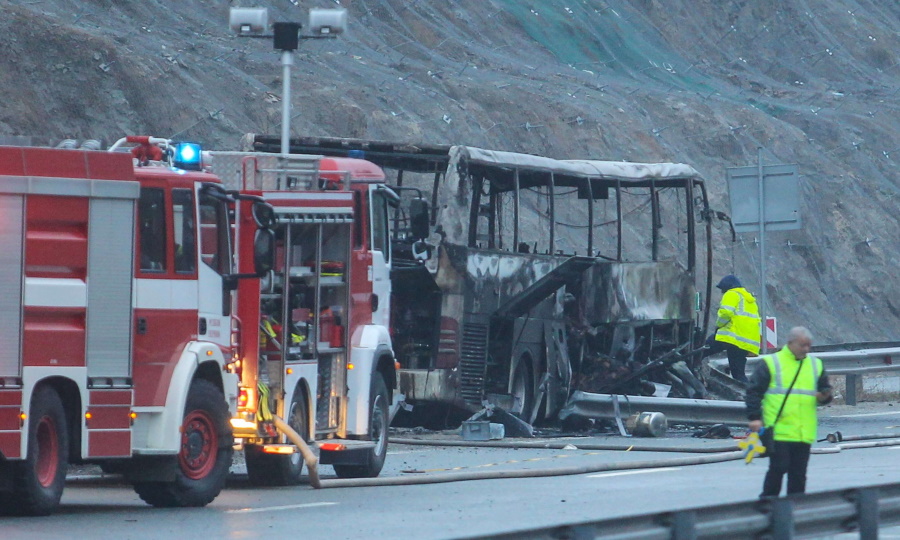 - مقتل 46 شخصا على الأقل بينهم 12 طفلاً جراء حادث تحطم حافلة في بلغاريا
