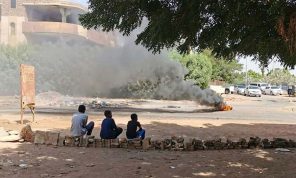 السودان: “الحرية والتغيير” تدعو لمقاومة الانقلاب… والجيش يؤجل تشكيل حكومة