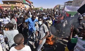 مسؤولة أمريكية رفيعة تدعو من الخرطوم إلى عودة حمدوك وتظاهرات مليونية في السودان اليوم