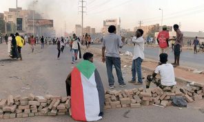 استمرار التصعيد في الخرطوم وانتقادات واسعة للشرطة بعد إنكارها سقوط قتلى في التظاهرات