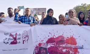 السودان: حمدوك والبرهان يوقعان اتفاقا جديدا وسط رفض سياسي وشعبي واسع