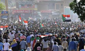 السودان: تظاهرات مندّدة باتفاق حمدوك ـ البرهان… و«تجمّع المهنيين» يعتبره «محاولة لشرعنة الانقلاب»