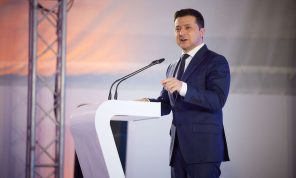 بايدن يعتزم الاتصال بالرئيس الأوكراني زيلينسكي يوم الأحد المقبل