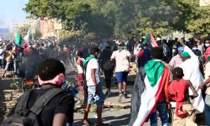 قوات الأمن السودانية تتصدى بالغازات لآلاف المتظاهرين في الخرطوم- (فيديوهات)