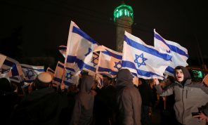 سلطات الاحتلال تغلق حي “الشيخ جراح” تزامنا مع مسيرة استفزازية للمستوطنين- (صور وفيديوهات)