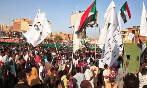 السودان: عشرات الآلاف يتظاهرون رفضا للانقلاب واتفاق البرهان وحمدوك
