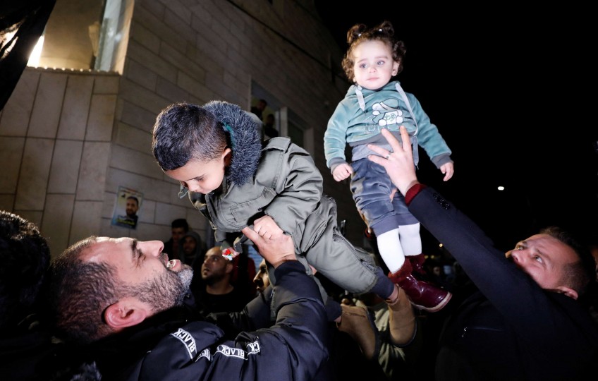 الفلسطينيون يحتفلون بانتصار الأسير هشام أبو هواش على سجانه- (صور وفيديو) منذ ساعتين أقارب الأسير هشام أبو هواش يحتفلون في د 20220104192022reup-2022-01-04t191823z_1049049074_rc2isr95buqg_rtrmadp_3_israel-palestinians-hunger-striker.h-scaled