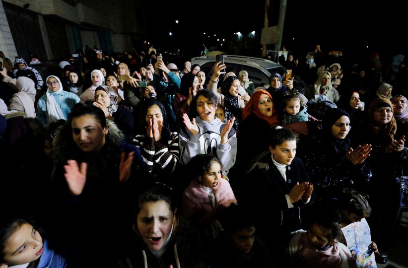 الفلسطينيون يحتفلون بانتصار الأسير هشام أبو هواش على سجانه- (صور وفيديو) منذ ساعتين  أقارب الأسير هشام أبو هواش يحتفلون في د 20220104193426reup-2022-01-04t193159z_2033017617_rc2isr9l0mn4_rtrmadp_3_israel-palestinians-hunger-striker.h-scaled