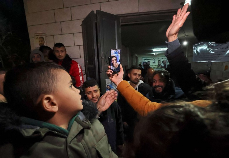 الفلسطينيون يحتفلون بانتصار الأسير هشام أبو هواش على سجانه- (صور وفيديو) منذ ساعتين  أقارب الأسير هشام أبو هواش يحتفلون في د 20220104195842afpp-afp_9vk83e.h-scaled
