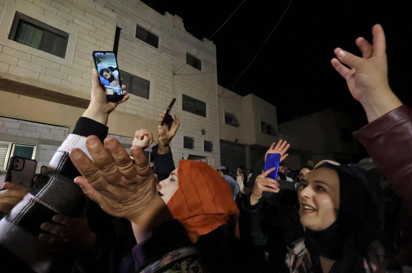 أبوهواش_ينتصر - الفلسطينيون يحتفلون بانتصار الأسير هشام أبو هواش على سجانه- (صور وفيديو) منذ ساعتين  أقارب الأسير هشام أبو هواش يحتفلون في د 20220104200223afpp-afp_9vk83a.h-scaled