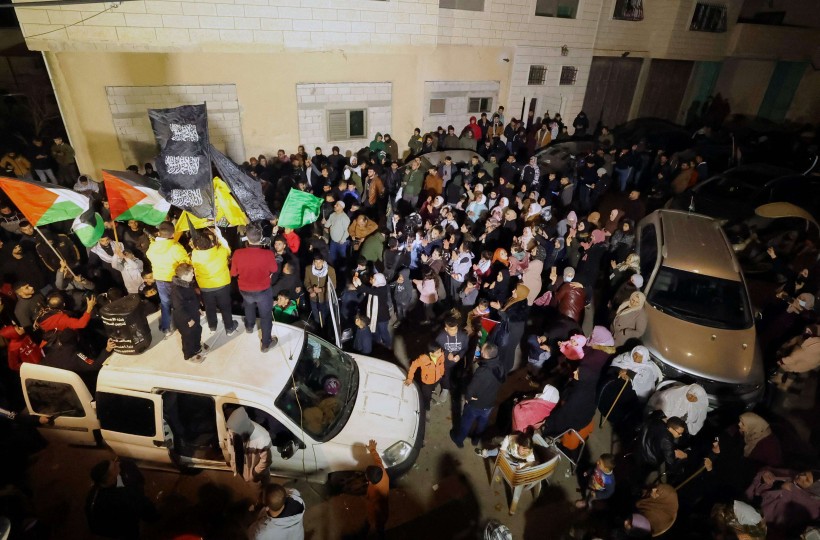 الفلسطينيون يحتفلون بانتصار الأسير هشام أبو هواش على سجانه- (صور وفيديو) منذ ساعتين  أقارب الأسير هشام أبو هواش يحتفلون في د 20220104200624afpp-afp_9vk83k.h-scaled