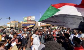 آلاف السودانيين يتظاهرون تكريماً لضحايا الاحتجاجات