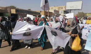 السودان.. مظاهرة نسائية في الخرطوم احتجاجا على “قتل متظاهرين”