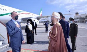 وزير خارجية إيران من مسقط: نأمل بتطوير علاقاتنا مع دول الخليج