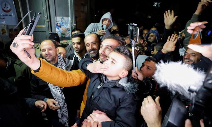 أبوهواش_ينتصر - الفلسطينيون يحتفلون بانتصار الأسير هشام أبو هواش على سجانه- (صور وفيديو) منذ ساعتين  أقارب الأسير هشام أبو هواش يحتفلون في د Hish-730x438