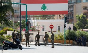 وزير الداخلية اللبناني يأمر بإزالة لافتة مسيئة لنصر الله في البداوي ردا على لافتات الضاحية