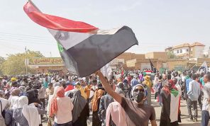عنف مفرط ضد متظاهرين رافضين للانقلاب… والداخلية السودانية تعلن مقتل عميد