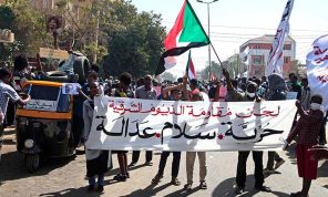 السودان: قتلى وجرحى بتظاهرات رافضة للانقلاب… والسلطات ستؤسس قوة لمكافحة الإرهاب